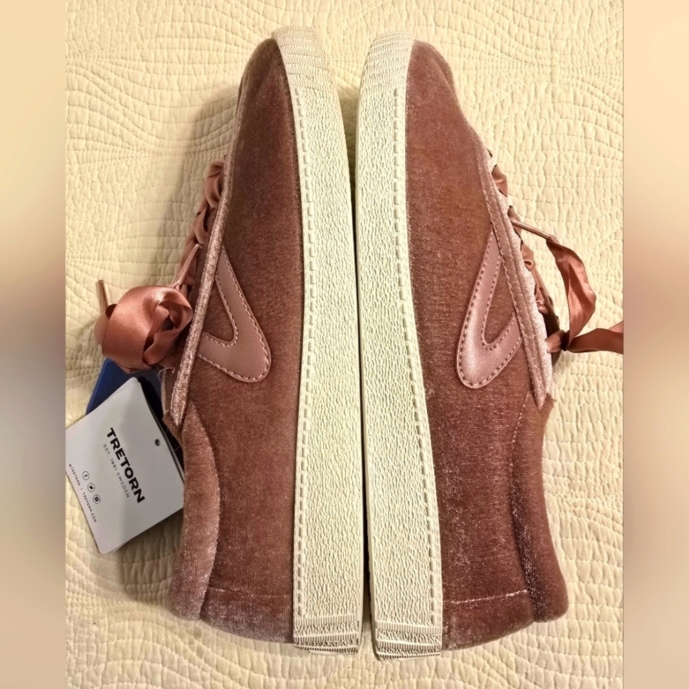 NWT Tretorn Ladies Blush Velvet Sneakers - Picture 5 of 8